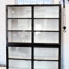 K003zw Grote industriële kast, zwart wit met vitrinedeurtjes, van quip&Co