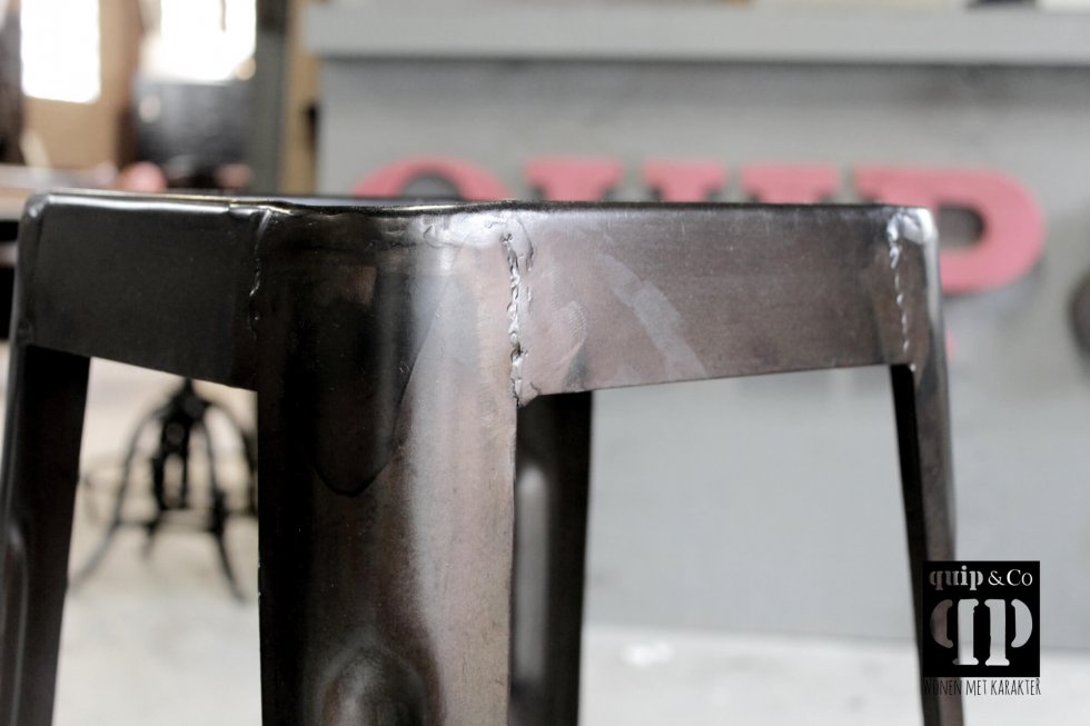 Z013 Industriële barkruk van ijzer met een tijdloos vintage design van quip&Co