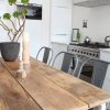 T017w Frisse eettafel met industrieel design en massief mango houten blad van quip&Co