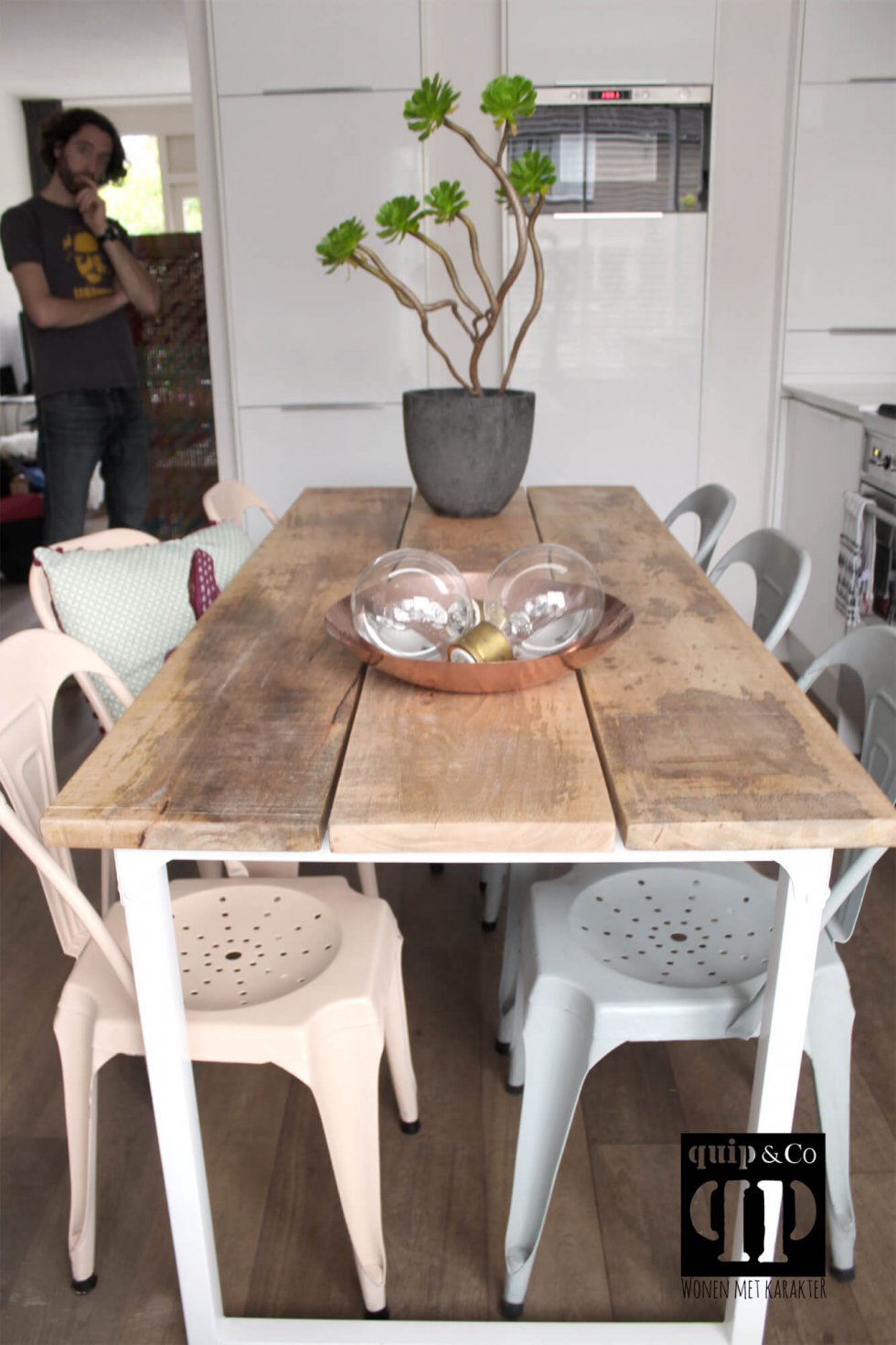 T017w Frisse eettafel met industrieel design en massief mango houten blad van quip&Co