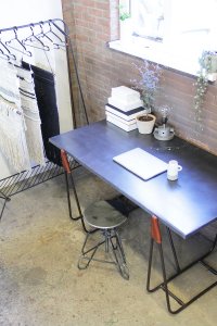 Industriële design eettafel van quip en Co voor kantoor en thuis