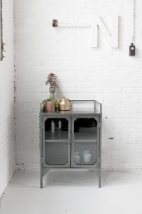 K061 Industriele kleine vitrinekast met deurtjes bij quip&Co